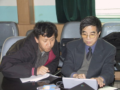 校长常心坦与研究生部主任柴敬探教授讨学科建设工作